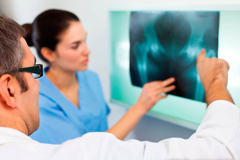 Ang isang rheumatologist o traumatologist ay nag-diagnose ng sakit sa hip joint. 
