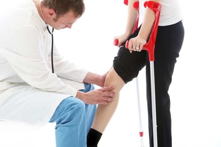 Inspeksyon ng tuhod ng isang pasyente na may arthrosis ng kasukasuan ng tuhod